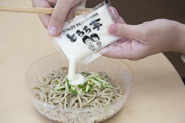  地元の農家や有名店とのコラボ商品で「地元を愛する」お客さんの心をキャッチ。冷やしとろろそばは４２０ 円。長野の有名店、丁子庵監修ざるそばは３２０円