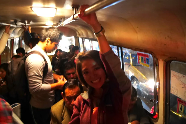 『勇気を出してリマの路線バス』