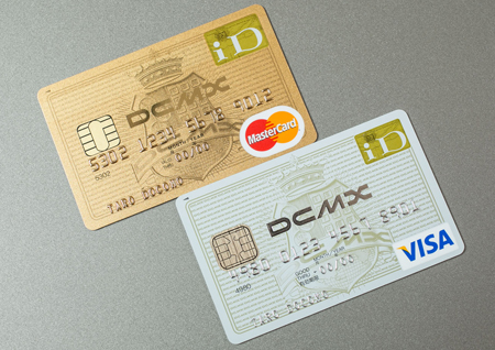 ゴールドカードならではの重厚感あるデザインが印象的な「DCMX GOLD」(上)。これは女子ウケも高そうです
