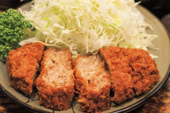 ウスターソースベースに13種類のスパイス配合した甘口、マスタードや一味が入り、大人味の辛口ソースをかけてかぶりつけ!