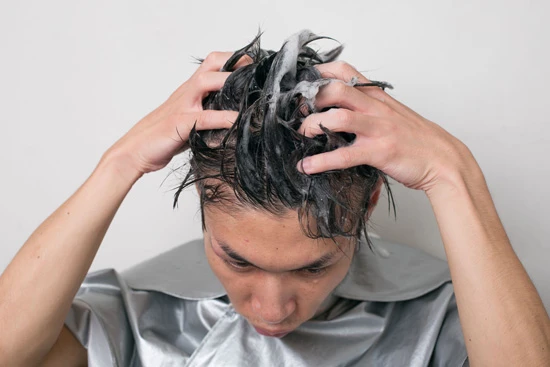 指の腹を使い、地肌の汚れをもみだすようなイメージで