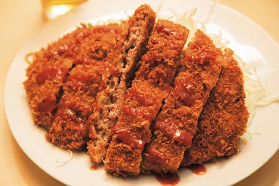 もはやトンカツ並みの大きさのメンチカツ。そのほかハンバーグ(830円単品)やオムライス(880円)などもボリューム満点で男性に人気のメニューだ