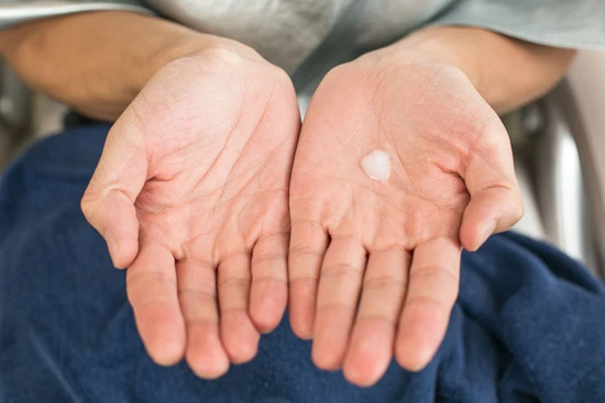 頭皮ダメージが気になる場合は、リンスはほんの少しで十分