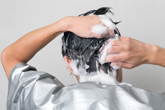 髪の多い後頭部は念入りに。えりあしなど、すみずみまでしっかりと洗おう