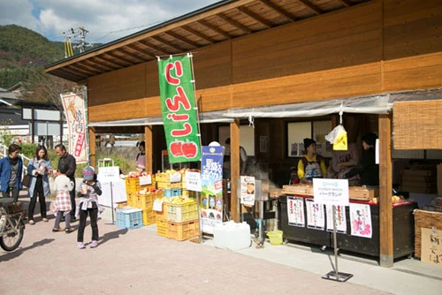 会場では地元の名産品やお土産を販売。農産物はもちろん、信州名物のおやきや鬼まんじゅうなども
