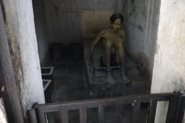 体育座りの囚人。表情や壁の落書きなど物々しい雰囲気が伝わりすぎて本当にコワイ!
