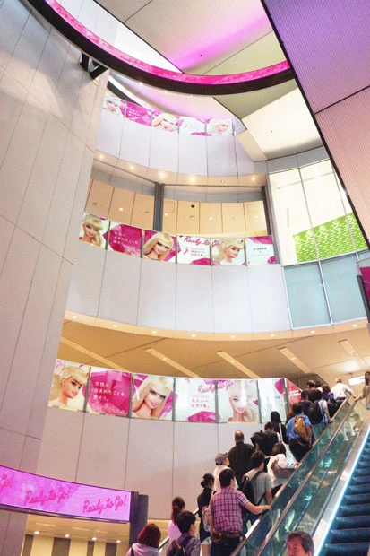 渋谷ヒカリエの吹き抜け“アーバンコア”もピンクリボンプロジェクトでジャック