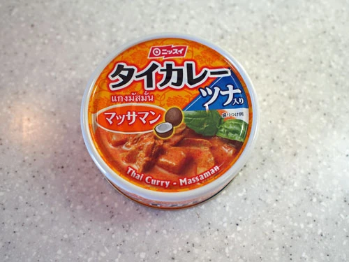 豚肉とジャガイモを使用する代わりに、ツナとサツマイモで現地の味を再現している