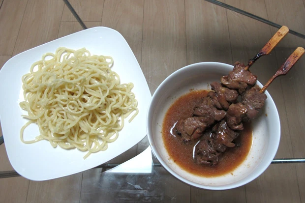 「焼き鳥つけ麺」濃い甘辛だれと焼き鳥の焦げ目の香りでつけ汁がパワーアップ! スルスルと腹に入る