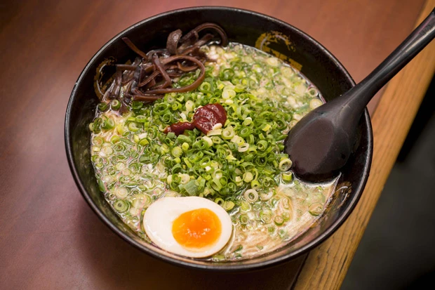 ネギを追加トッピング（１００円）し、４倍のネギが入った自分仕立てラーメン。常連が頼むという