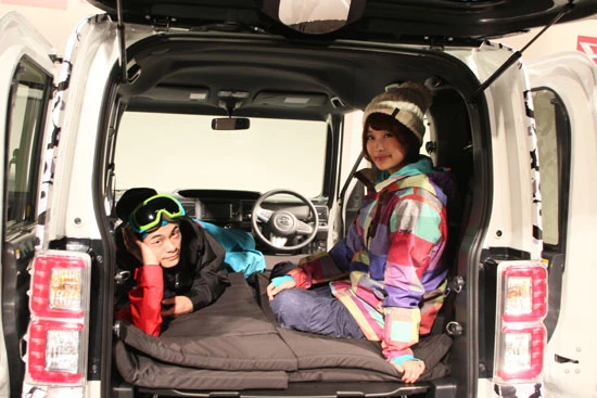 176cmのモデルも余裕で横になれる広さ! 座っても頭がぶつからない高さにも注目