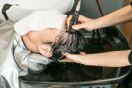 専用水で20分間頭をもみほぐすことで、汚れがとれ血流が促進。さらに育毛効果が!