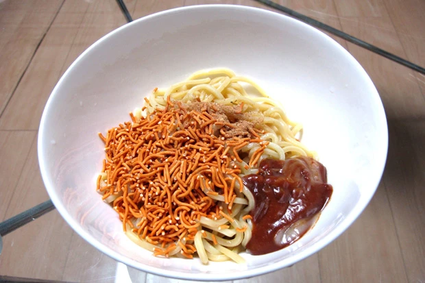 「ジャンク油そば」ザクザクとしたベビースターがアクセントに。つけ汁のペーストをお湯で溶かずに使用