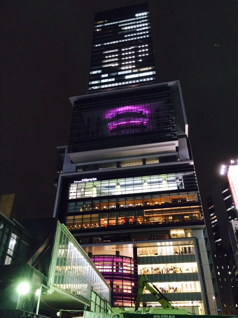 ピンク色のリボンでラッピングされたかのようにライトアップされた渋谷ヒカリエ