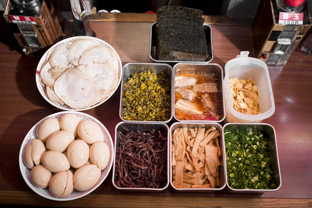 辛子高菜、ネギ、きくらげ、のり……トッピングは全９種類。基本はここから４種類が自由に選べる。追加トッピング１００円も可能だ