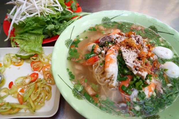 フォー!と思いきや、左の黄色い卵麺みたいな麺のほうがおいしかった