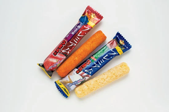 味は「モッツァレラチーズ&カマンベールチーズ味」と「明太子味」の2種類。大きさは、通常のうまい棒より長く、シーズニングパウダーも贅沢に使用! マジうま!