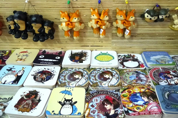 絵のテイストの違う日本の有名アニメたち。なぜ戦争証跡博物館に売られているのだろう