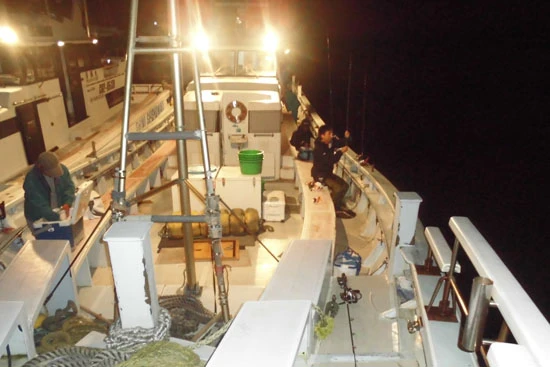 ポイントに着くと他の釣り人たちもいそいそと準備