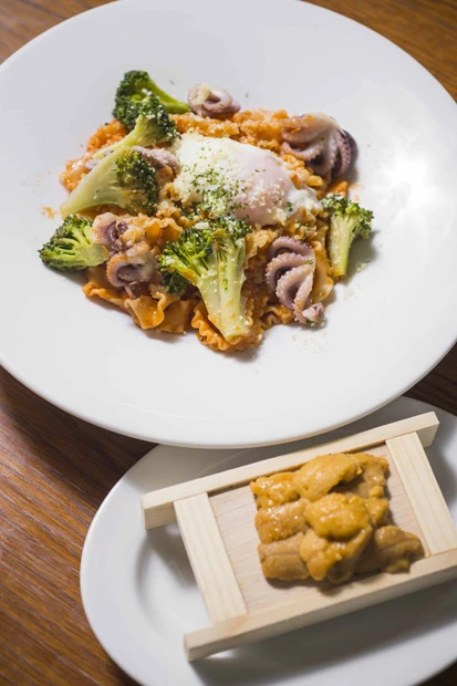 タコ、ブロッコリー、温泉卵のレジネッテパスタ、トマトクリームがけ。1280円