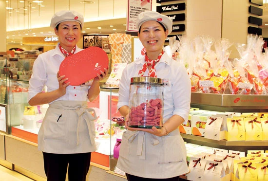 「新商品の巨峰が大変人気になっております。ぜひお越しくださいませ」(高橋さん・右)