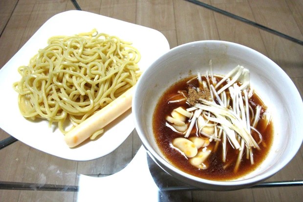 「チーズ盛りつけ麺」さけるチーズは細く割いて“第2の麺”っぽい感じに使う。チーかまも予想以上につけ汁に合う