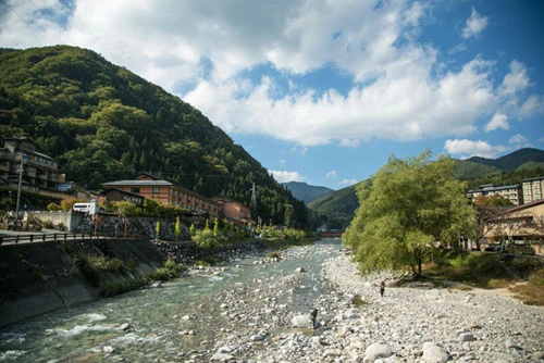 会場横に流れる川。透明度も高く澄んでいるため思わず足を入れる女性も。ちなみに彼女らとは会場で再会