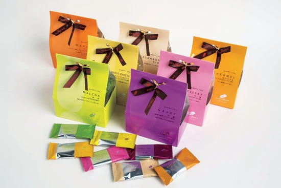 全7種類。12個入り、500円(税別)。【メープル】カナダ・ケベック州産メープルシュガーパウダーを使用。甘い香りが◎。【木苺】ラズベリーパウダーがキュンと甘酸っぱい。【カマンベールチーズ】ミルクの風味豊かな味わい。【和三盆】高級砂糖・和三盆の上品な甘さがマッチ! 【キャラメル】芳醇なバターの風味。【抹茶】キリリとした苦みがクセに。【巨峰】さわやかな酸味と豊かな香りにリピーター続出!