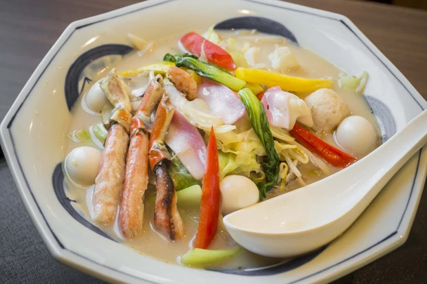 ちゃんぽんにカニ、うずら、マイタケなどをトッピング。１２９０円