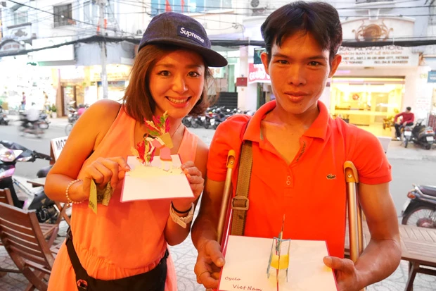 物売り少年から買ったベトナム土産定番の飛び出すカード