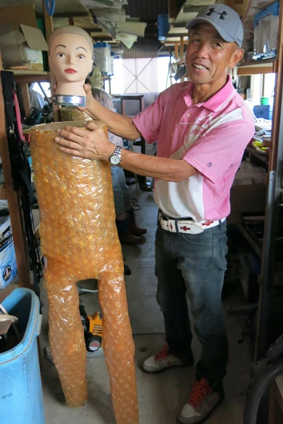 制作者の小西節雄さん。木で作った骨組み(胴体)にビニール製の緩衝材を巻くことで、リアルな肉感を再現するなど、あちこちに技を見せる