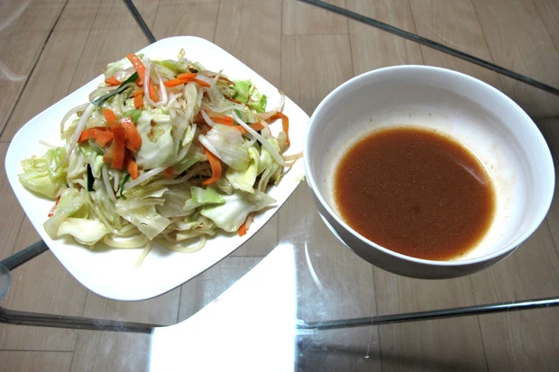 「野菜マシマシ」レンジでチンした野菜を投入して二郎風に。醤油やにんにくペーストなどで味を調整