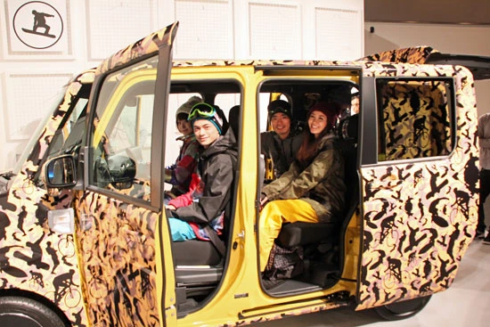 頭上の余裕はもちろん、足元にも広さがあるので長旅も苦痛にならず