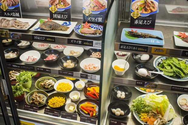 トッピングの具材はウチワエビ、ズワイガニ（ともに４５０円）などの高級食材から野菜まで常時２０種ほど