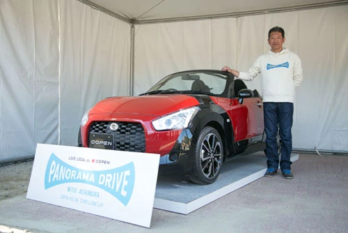 会場に展示された新型コペンとチーフエンジニアの藤下修氏。「CMは打ちません」と宣言し、そうした予算は購入者たちへのサポートや交流に回すという男前さ