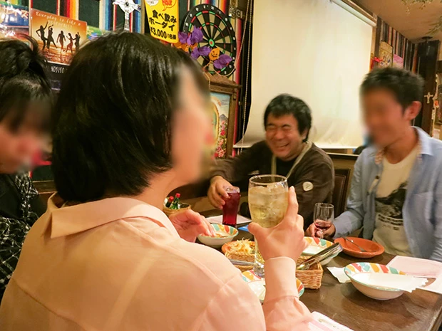 写真がぶれるほどの笑顔を見せる婚活廃人・ヤノ（３０　歳）。恋愛の土俵に立つのがめんどくさいといつも言う彼だが、この日は楽しそう