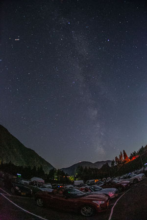 暗闇の中、すべてのコペンが集まり、星空ガイドによる星座や天の川の場所などの解説を聞きながら星空鑑賞。ちなみに真ん中の白いモヤモヤが天の川