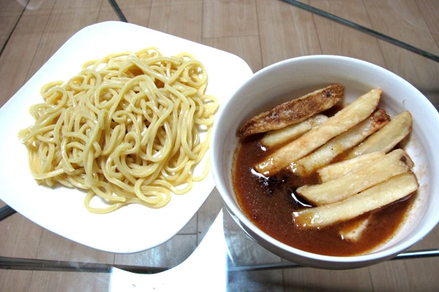 つけ汁を吸うことでマッシュ状になるポテトが美味。立ち食いそばのコロッケそば風に