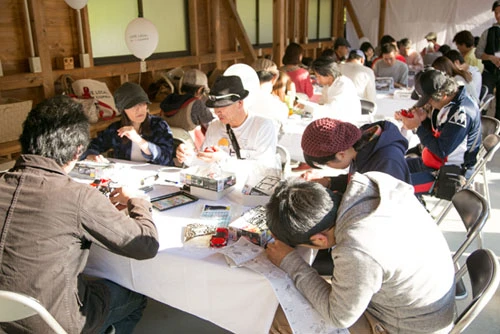 子どもの頃を思い出してミニ四駆を組み立てる男性陣はもちろん、女性たちも熱中