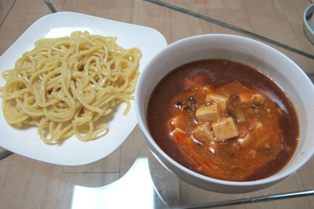 麻婆をつけ汁に入れると本格中華風に! 麺につけ汁も具もよく絡み、食べ応えも満点