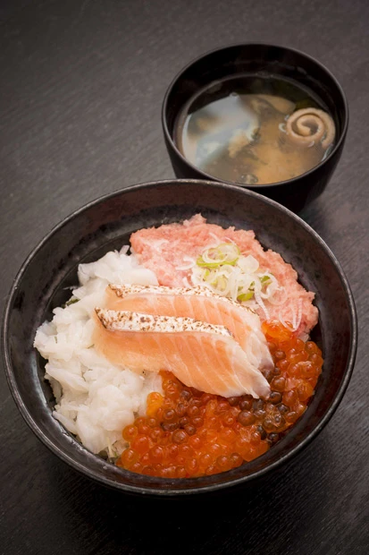 ねぎとろ、エンガワ、サーモンの日替わり丼（５００円）にいくら（４００円）を加え、プチ豪華に