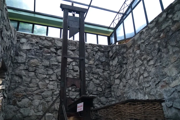 ギロチンまであって、その台に乗ることを想像したら撮影する手も震えたよ。政治犯たちはここで、人間の仕業とは思えない拷問や死刑にかけられたそう