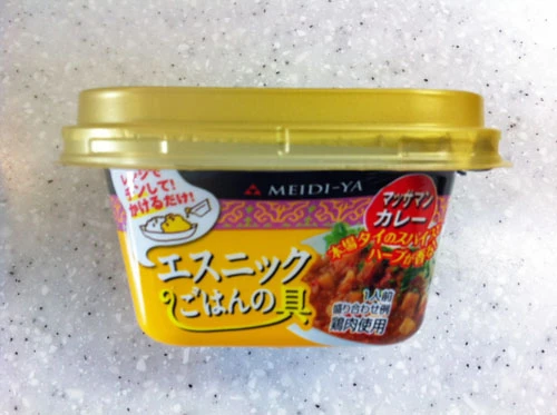 レンジアップ品。電子レンジで30秒ほど温め、用意したご飯にかけて食べる。具材には鶏肉を使用