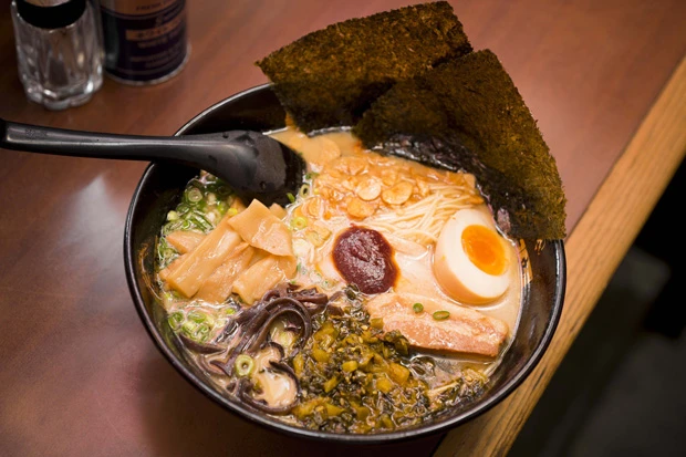 全１１種類のトッピングによる全部のせは１２２０円。圧巻のボリューム！