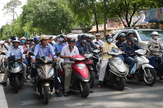 ベトナム名物のバイク天国。信号あるところはマシだけど、ないところは轢かれに行くようなもん