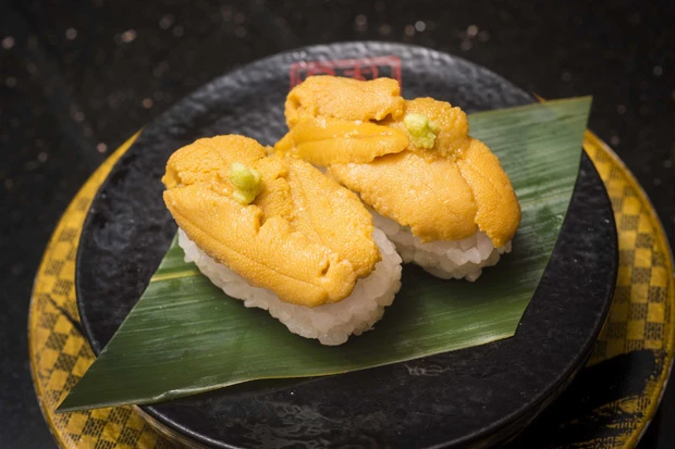 上うにのにぎりは２カン５８０円。通常は巻物のメニューをにぎりで出すのも可