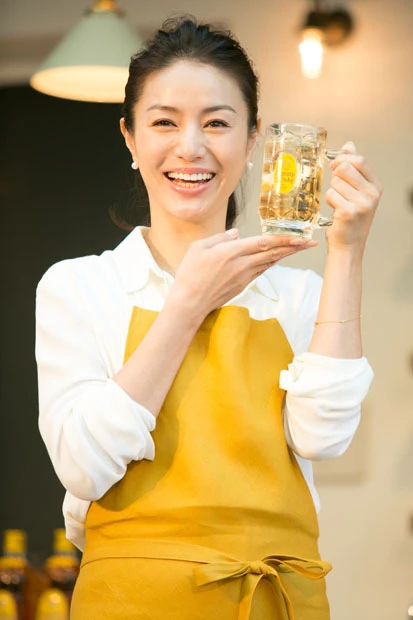 美人オーナー役の井川遥が笑顔でお出迎え 角ハイｃｍの あの店 が期間限定でオープン 写真 ニュース 週プレnews 週刊プレイボーイのニュースサイト