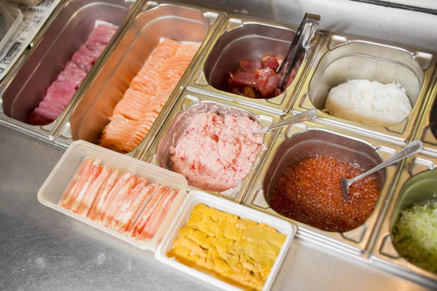 うに、いくら、ねぎとろ、まぐろ……。トッピングの具材は全１６種。期間限定で旬の具材が増えることも。オーダーして平均５分くらいで出来上がってくる