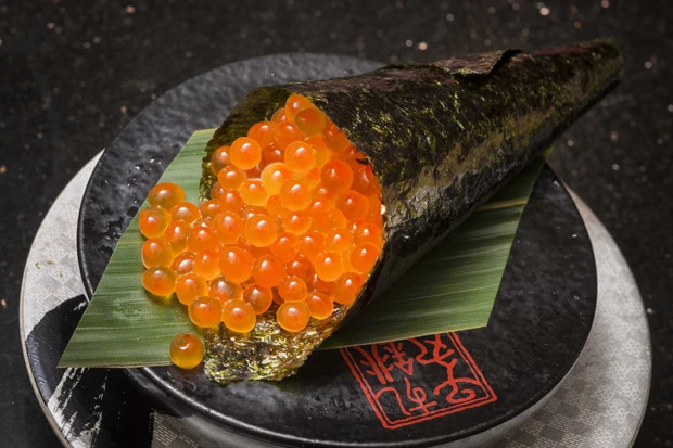 新鮮な極上いくらをシャリなしで手巻きにした、いくらの末広手巻は３００円。どんなネタでも手巻きＯＫだ