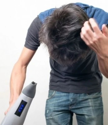 ドライヤーを下から当てるだけでボリュームアップ!